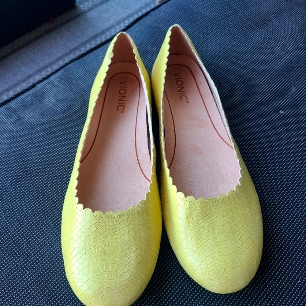 NEW Vionic Julieta ballet flats in yellow
